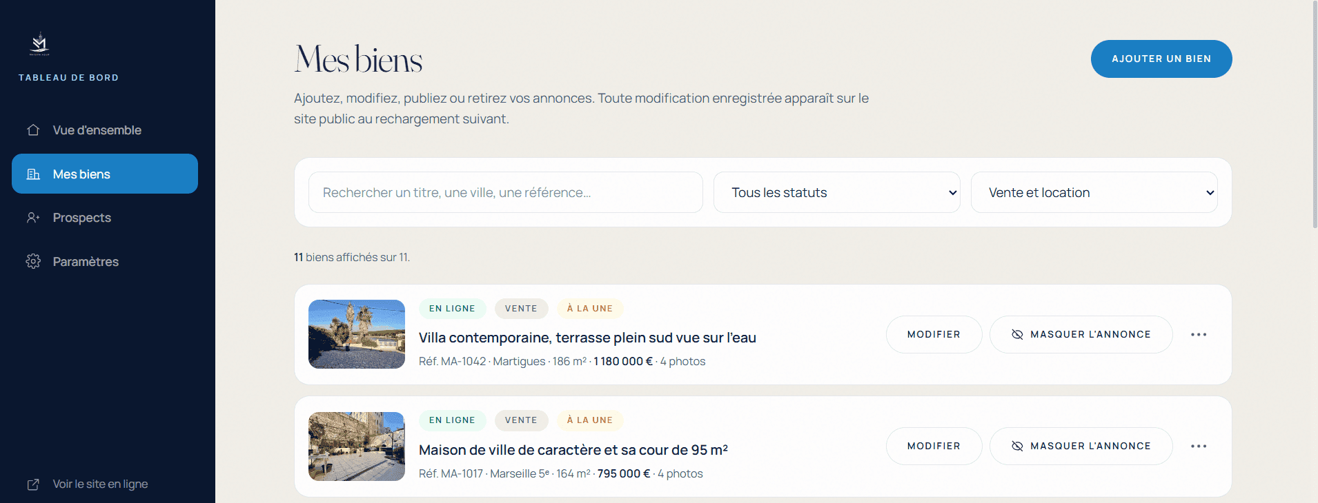 Tableau de bord Maison AZUR : liste des biens avec statut en ligne, type de transaction, référence, ville, surface et prix, et actions modifier ou masquer l'annonce.